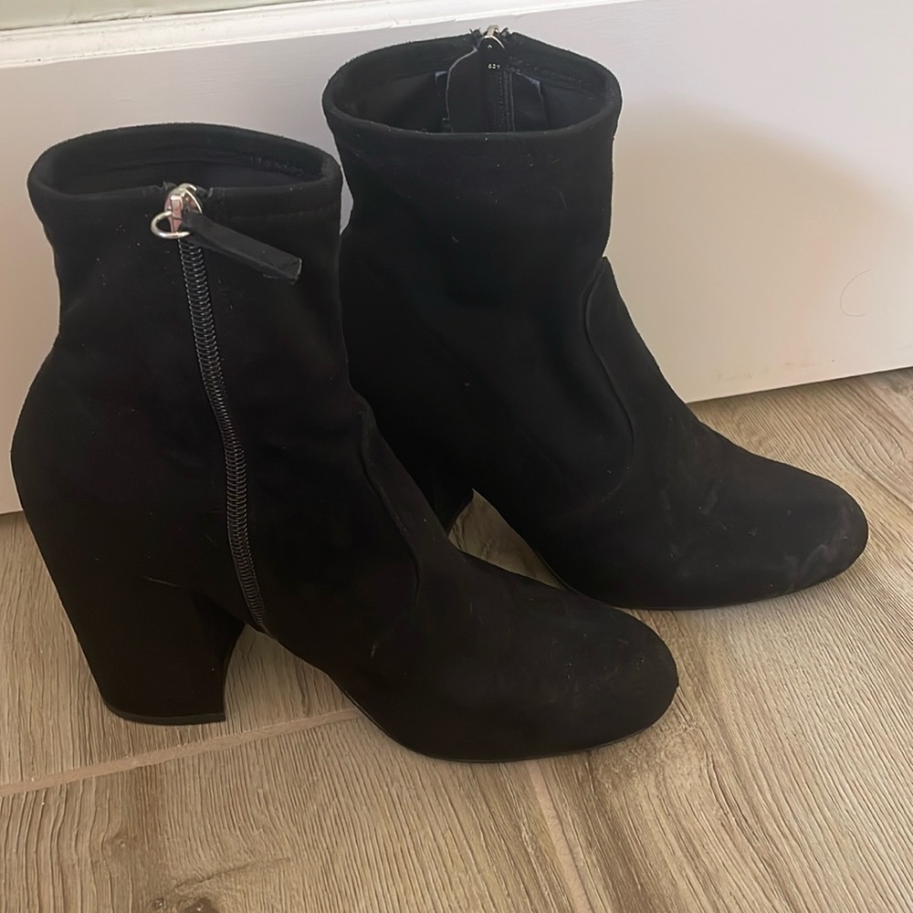 Super cute little black bootie boots. Kind of a sock boot… a simple Prada look🌸